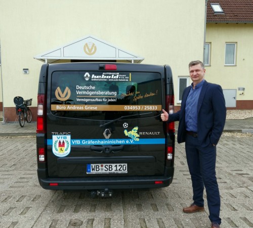 Andreas Griese schmückt das Heck vom Vereinsbus